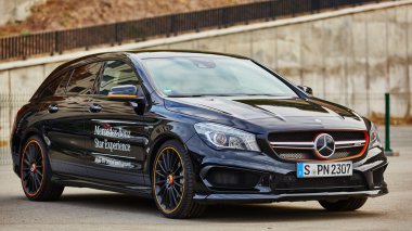 Kiev, Ukrayna - 10 Ekim 2015: Mercedes Benz yıldız deneyim. Test sürüşleri dizi