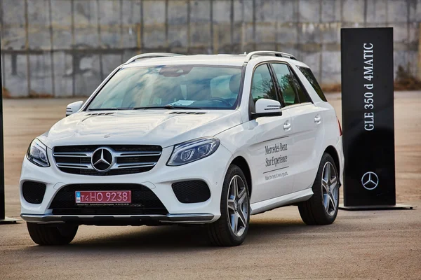 Kiev, Ucrania - 10 de octubre de 2015: Mercedes Benz star experience. La serie de accionamientos de prueba — Foto de Stock