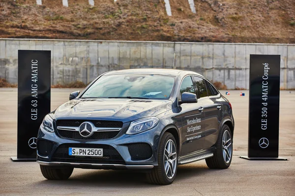 Kiev, Ucrania - 10 de octubre de 2015: Mercedes Benz star experience. La serie de accionamientos de prueba — Foto de Stock