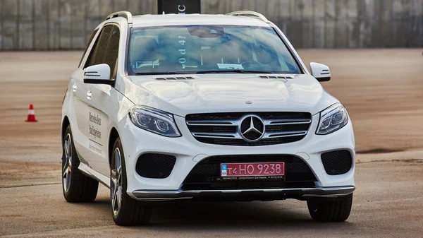 Kiev, Oekraïne - 10 oktober 2015: Mercedes Benz sterren ervaring. De serie van test drives — Stockfoto