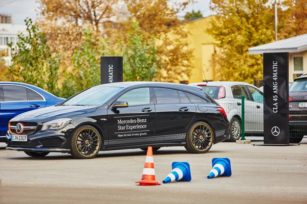 Киев, Украина - 10 октября 2015 г.: звездный опыт Mercedes Benz. Серия тестовых приводов — стоковое фото