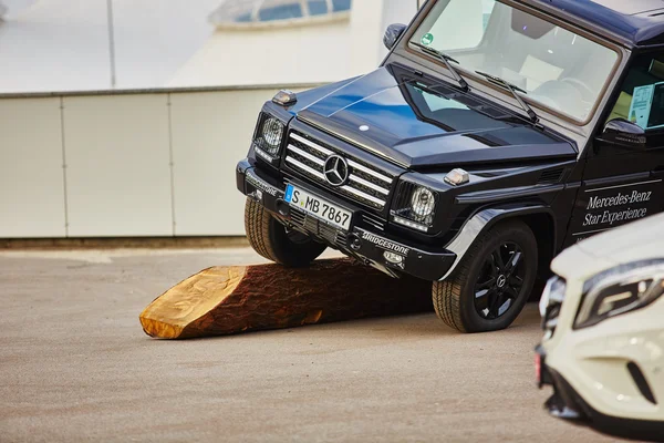 Kiev, Ukraina - 10 października 2015: Mercedes Benz gwiazda doświadczenia. Interesujący serial jazdy testowe — Zdjęcie stockowe