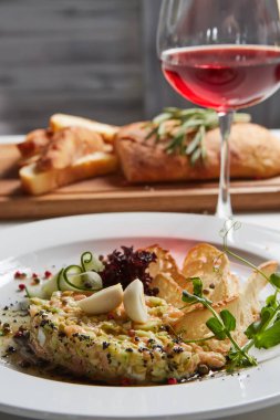 Yerel mutfağın kökleşmiş dokularını yakalayan bu taze somon tartar, kırsal ekmek ve kaliteli şarapla özgün bölgesel özellik sergiliyor..