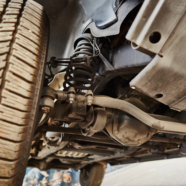 Blick von unten auf ein Auto — Stockfoto