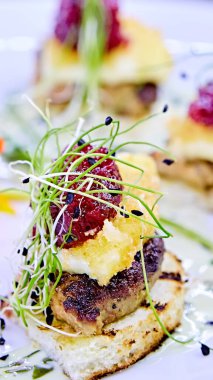 Izgara ekmek, ekmeklenmiş peynir ve canlı pancar tartar içeren sanatsal bruschetta, zengin taktikler ve bereketli, manyetik dokuları vurgulayan çok duyusal bir aperatif..