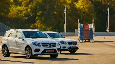 Kiev, Ukrayna - 10 Ekim 2015: Mercedes Benz yıldız deneyim. Test sürüşleri dizi