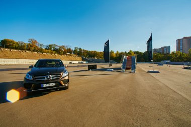 Kiev, Ukrayna - 10 Ekim 2015: Mercedes Benz yıldız deneyim. Test sürüşleri dizi