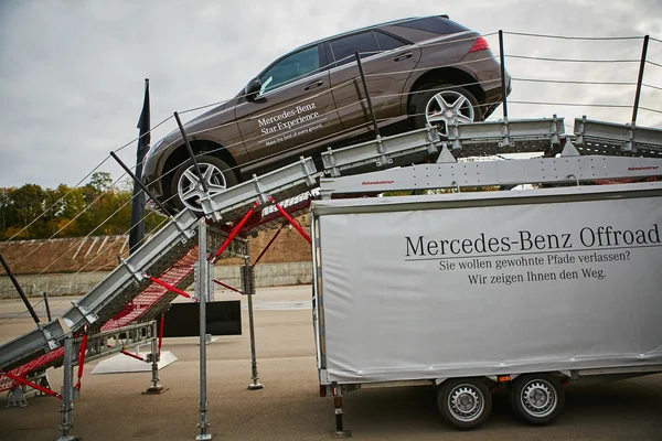 Κίεβο, Ουκρανία - 10 Οκτωβρίου 2015: Mercedes Benz αστέρι εμπειρία. Η σειρά των δίσκων της δοκιμής — Φωτογραφία Αρχείου