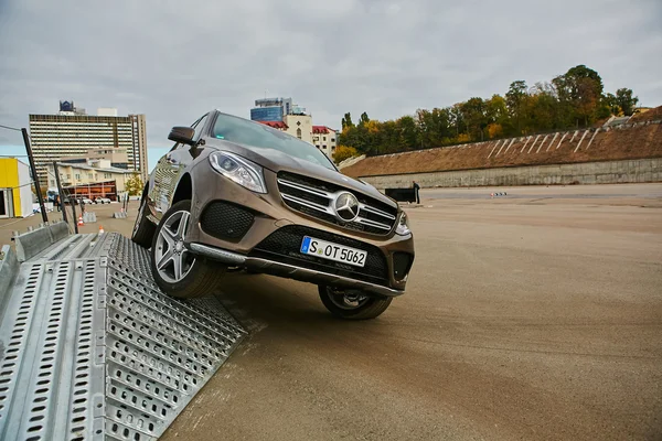 Киев, Украина - 10 октября 2015 г.: звездный опыт Mercedes Benz. Серия тестовых приводов — стоковое фото