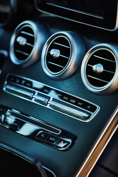 Détails de l'intérieur de la voiture de luxe . — Photo