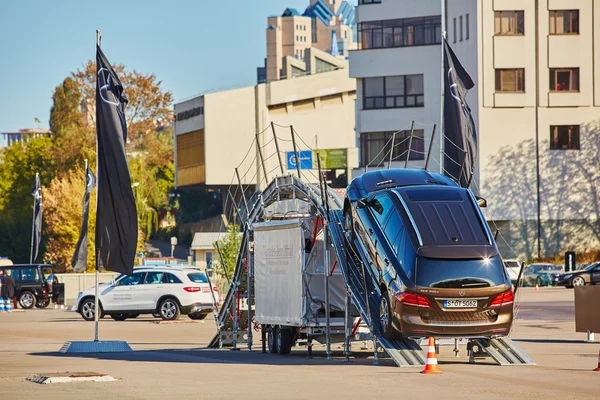 Kiev, Ukraine - OCTOBER 10, 2015: Mercedes Benz star experience. The series of test drives — Stock Photo, Image