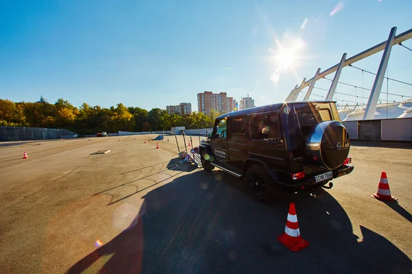 Kiev, Ukraina - 10 oktober 2015: Mercedes Benz stjärna erfarenhet. Den intressanta serien av provkörningar — Stockfoto