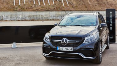 Kiev, Ukrayna - 10 Ekim 2015: Mercedes Benz yıldız deneyim. Test sürüşleri dizi