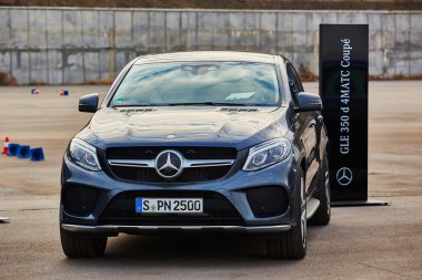 Kiev, Ukrayna - 10 Ekim 2015: Mercedes Benz yıldız deneyim. Test sürüşleri dizi