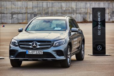 Kiev, Ukrayna - 10 Ekim 2015: Mercedes Benz yıldız deneyim. Test sürüşleri dizi