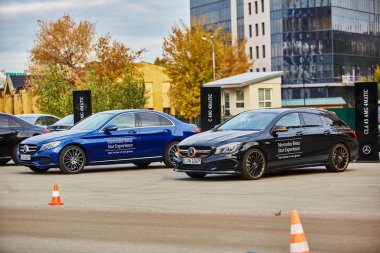 Kiev, Ukrayna - 10 Ekim 2015: Mercedes Benz yıldız deneyim. Test sürüşleri dizi