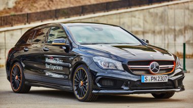 Kiev, Ukrayna - 10 Ekim 2015: Mercedes Benz yıldız deneyim. Test sürüşleri dizi