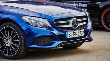 Kiev, Ukrayna - 10 Ekim 2015: Mercedes Benz yıldız deneyim. Test sürüşleri dizi.