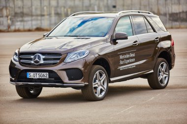 Kiev, Ukrayna - 10 Ekim 2015: Mercedes Benz yıldız deneyim. Test sürüşleri dizi