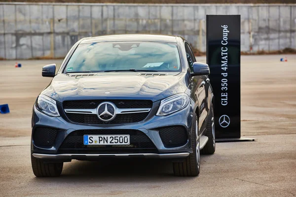 Kiev, Ukraine - OCTOBER 10, 2015: Mercedes Benz star experience. The series of test drives — Stock Photo, Image