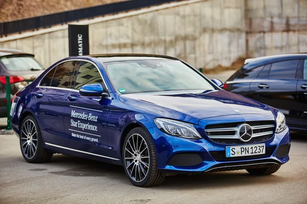Kiev, Ucrania - 10 de octubre de 2015: Mercedes Benz star experience. La serie de accionamientos de prueba — Foto de Stock
