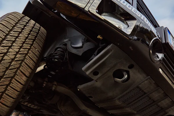 Bir araba altından göster