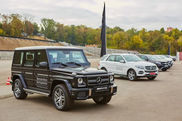 Kiev, Ucraina - 10 ottobre 2015: Mercedes Benz star experience. L'interessante serie di test drive — Foto Stock