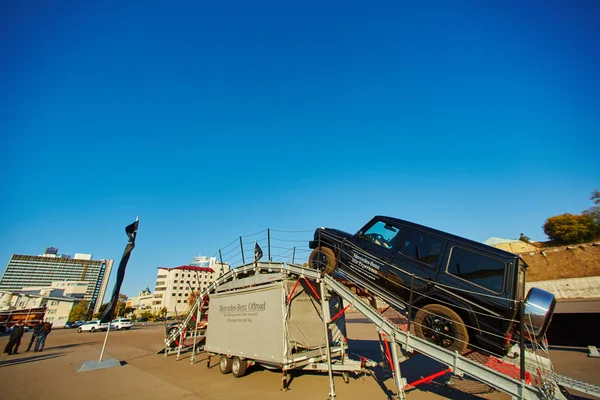 Kiev, Ukraine - OCTOBER 10, 2015: Mercedes Benz stjerneoplevelse. Den interessante serie af testdrev - Stock-foto