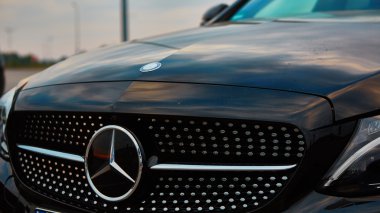 Lviv, Ukrayna - 15 Ekim 2015: Mercedes Benz yıldız deneyim. Test sürüşleri ilginç serisi