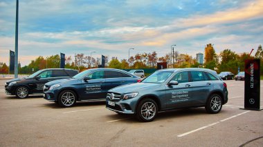 Lviv, Ukrayna - 15 Ekim 2015: Mercedes Benz yıldız deneyim. Test sürüşleri ilginç serisi
