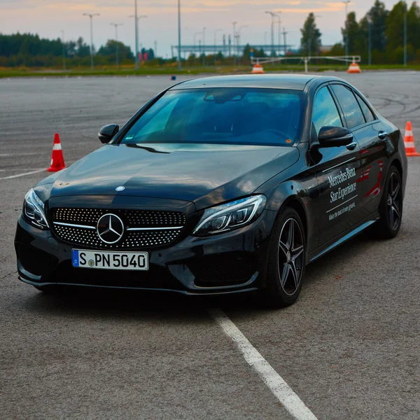 Lwów, Ukraina - 15 października 2015: Mercedes Benz gwiazda doświadczenia. Interesujący serial jazdy testowe — Zdjęcie stockowe
