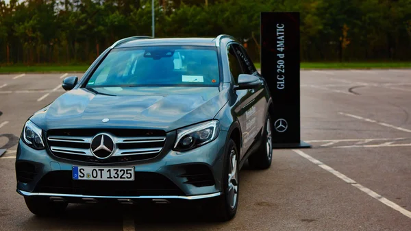 Lviv, Ucraina - 15 OTTOBRE 2015: Mercedes Benz star experience. L'interessante serie di test drive — Foto Stock
