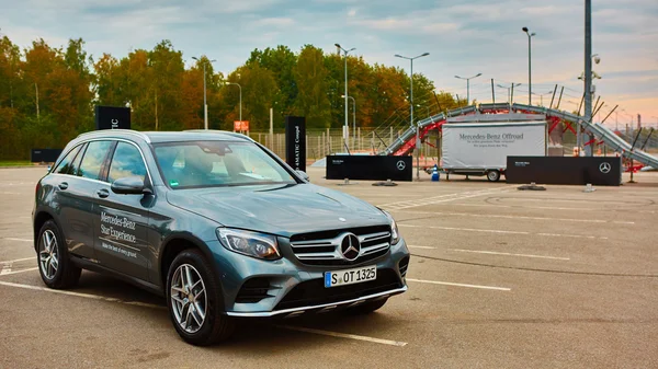 Lviv, Ucrania - 15 de octubre de 2015: Mercedes Benz star experience. La interesante serie de pruebas de manejo — Foto de Stock