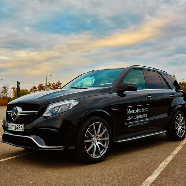 Lviv, Ucrania - 15 de octubre de 2015: Mercedes Benz star experience. La interesante serie de pruebas de manejo — Foto de Stock