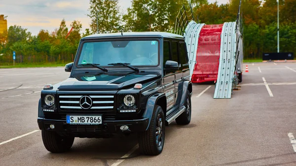 Lviv, Ukraina - 15 oktober 2015: Mercedes Benz stjärna erfarenhet. Den intressanta serien av provkörningar — Stockfoto