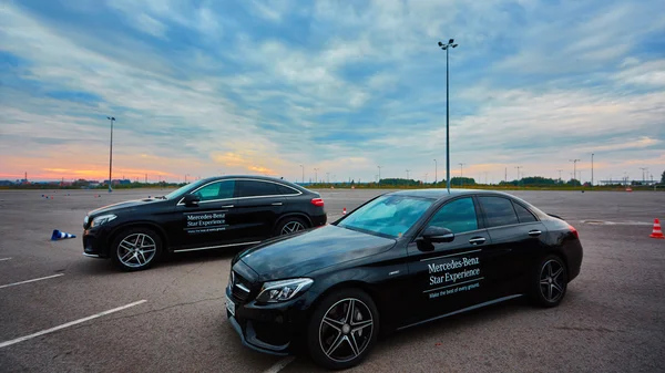 Lviv, Ucrania - 15 de octubre de 2015: Mercedes Benz star experience. La interesante serie de pruebas de manejo — Foto de Stock