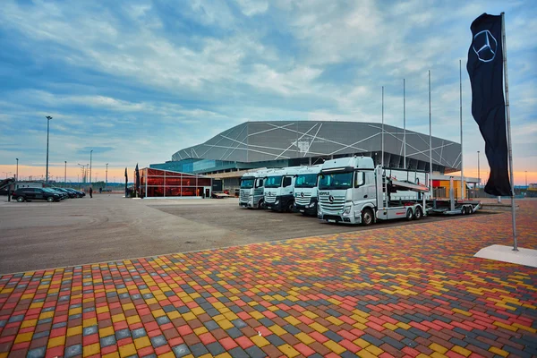 Lvov, Ukrajina - 15 října 2015: Mercedes Benz hvězda zkušenosti. Zajímavá série testovací jízdy — Stock fotografie