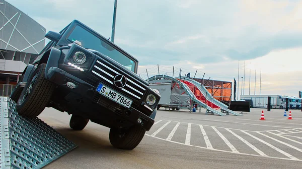 Lviv, Ucrania - 15 de octubre de 2015: Mercedes Benz star experience. La interesante serie de pruebas de manejo —  Fotos de Stock