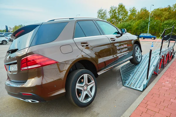 Lviv, Ukraina - OCTOBER 15, 2015: Pengalaman menjadi bintang Mercedes Benz. Seri menarik dari test drive — Stok Foto