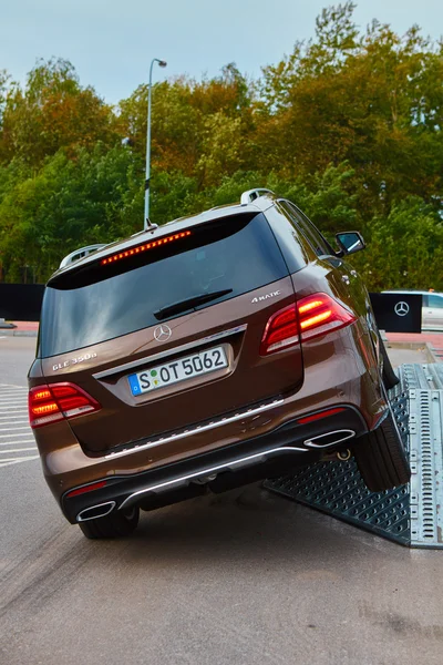 Lviv, Ucrania - 15 de octubre de 2015: Mercedes Benz star experience. La interesante serie de pruebas de manejo —  Fotos de Stock