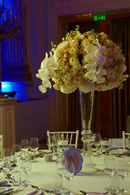 düğün günü masaya çiçek