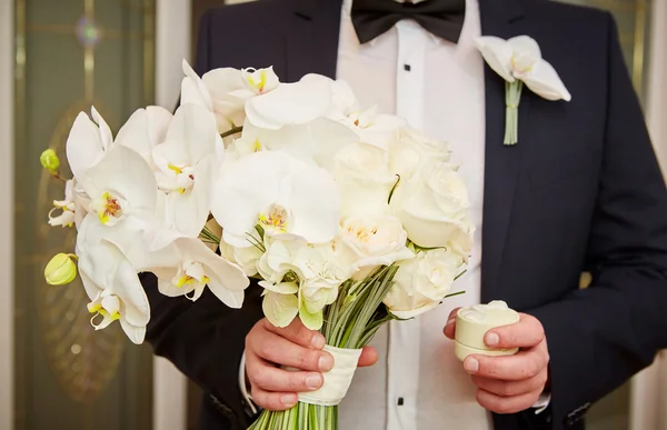 Groom with rings and bouquet — Stock Photo, Image