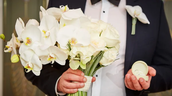 Groom with rings and bouquet — Stock Photo, Image