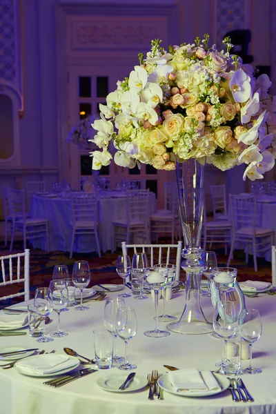 Blumen auf dem Tisch am Hochzeitstag — Stockfoto