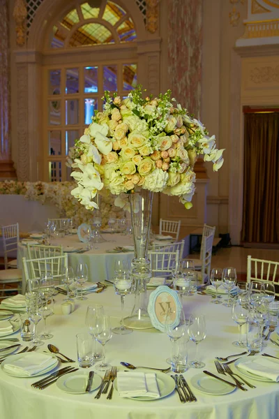 Blumen auf dem Tisch am Hochzeitstag — Stockfoto