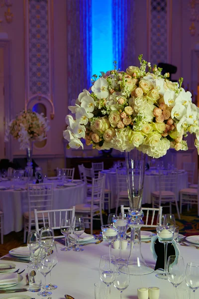 Blumen auf dem Tisch am Hochzeitstag — Stockfoto