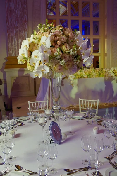 Blumen auf dem Tisch am Hochzeitstag — Stockfoto