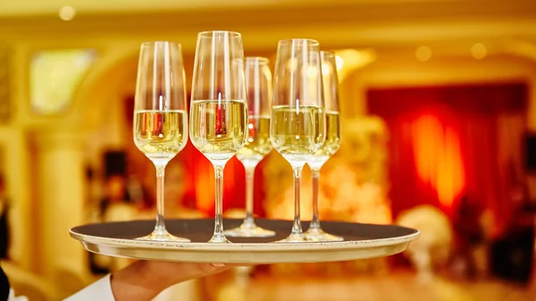Kellner serviert Champagner auf Tablett — Stockfoto