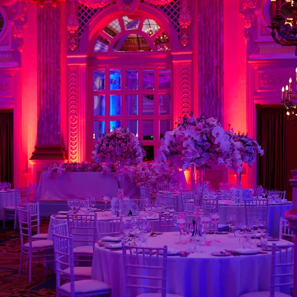 Fiori sul tavolo nel giorno del matrimonio — Foto Stock