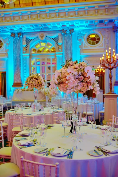 Flores en la mesa en el día de la boda —  Fotos de Stock